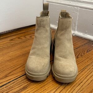 Tan Chelsea lug boot
